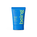 Un minuscule flacon bleu de l'après-shampooing Nourish + Shine Daily Clean avec du beurre de karité et de l'extrait d'aloès.
